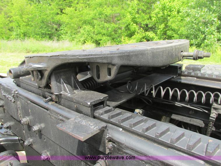 image for item K5080 1998 Mack RD688S semi truck