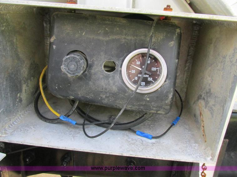 image for item K5080 1998 Mack RD688S semi truck