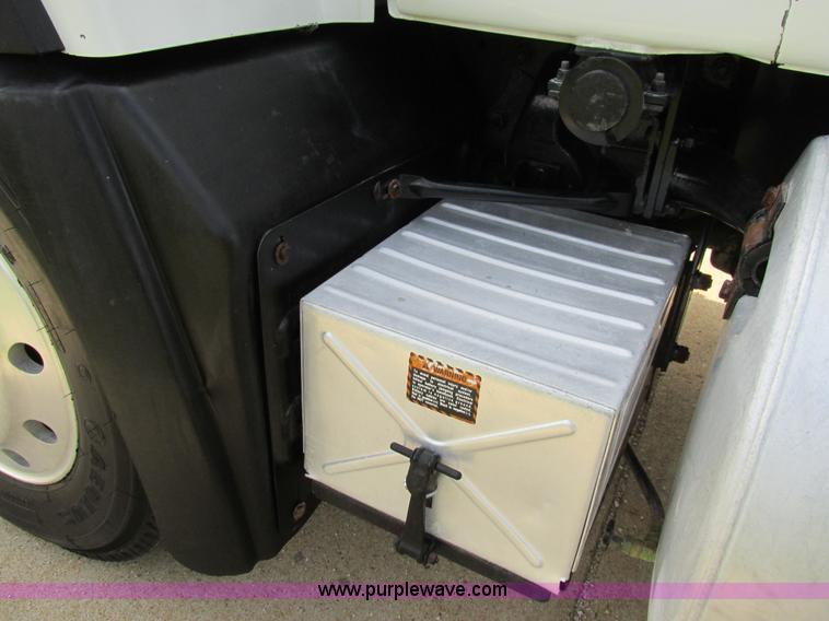 image for item K5080 1998 Mack RD688S semi truck