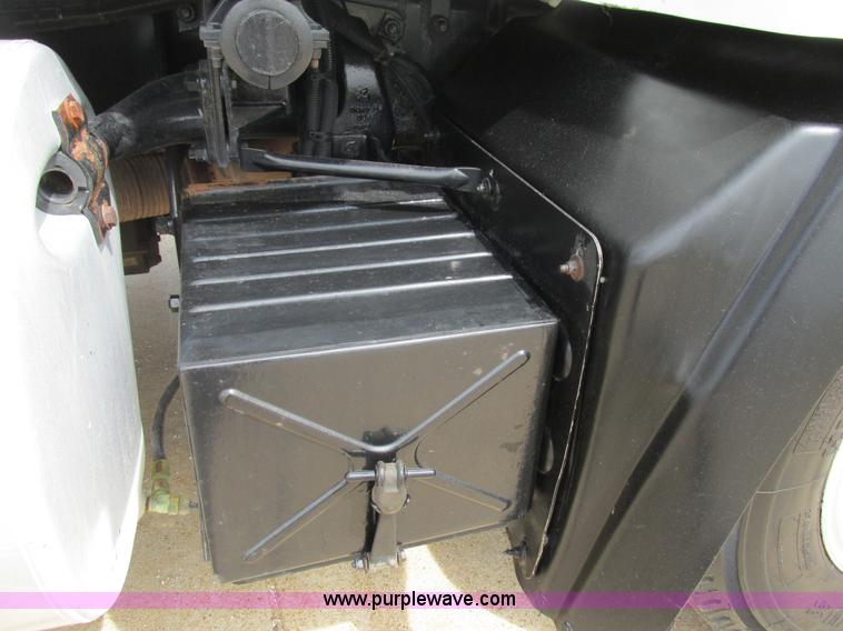 image for item K5080 1998 Mack RD688S semi truck