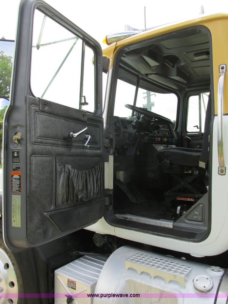 image for item K5080 1998 Mack RD688S semi truck