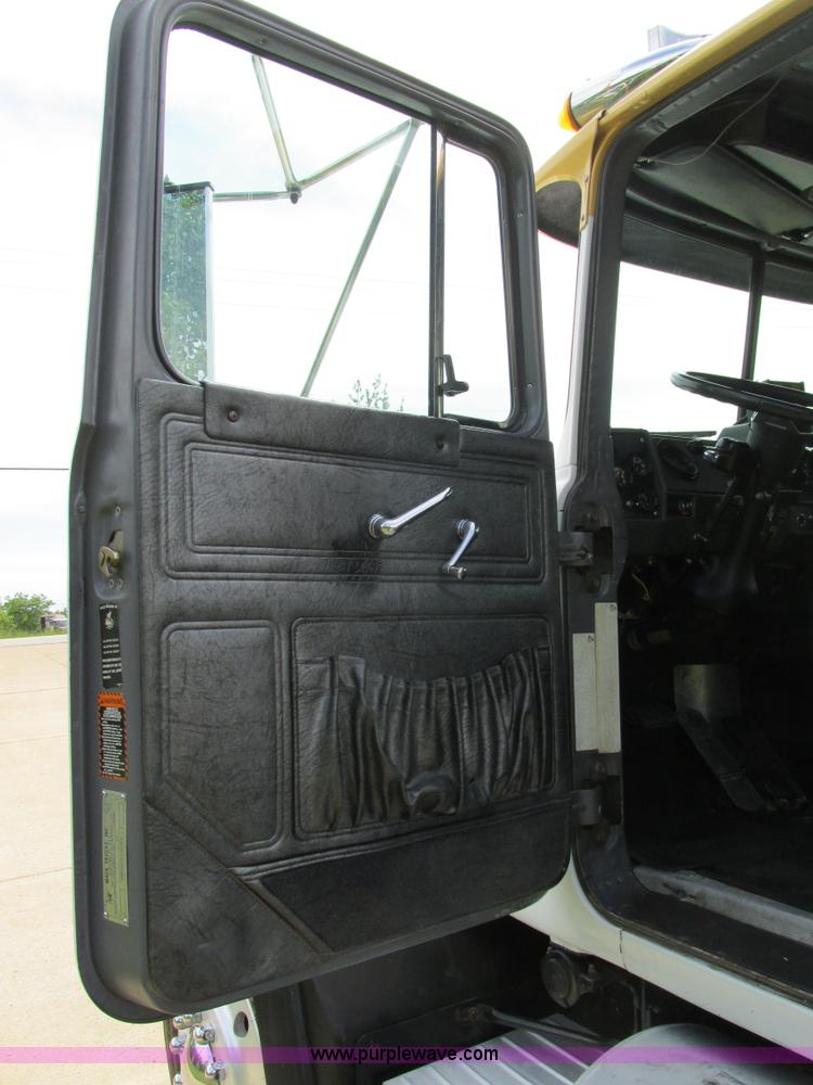 image for item K5080 1998 Mack RD688S semi truck