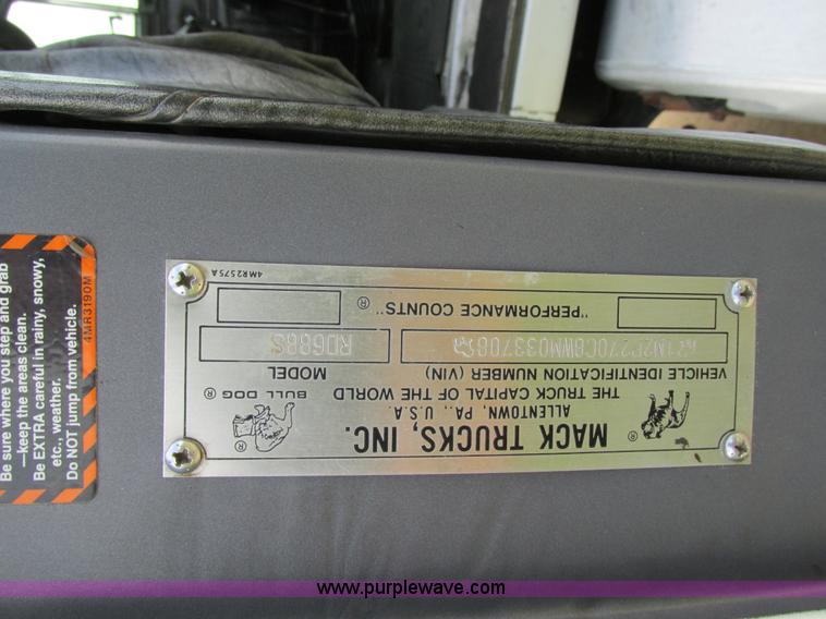 image for item K5080 1998 Mack RD688S semi truck