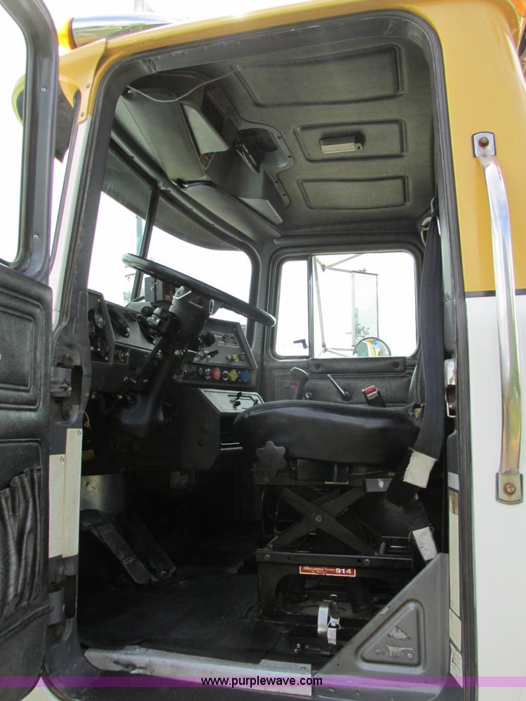 image for item K5080 1998 Mack RD688S semi truck