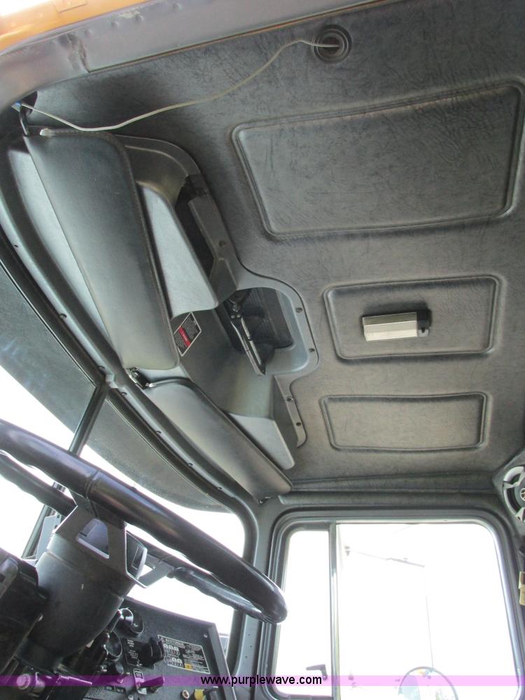 image for item K5080 1998 Mack RD688S semi truck