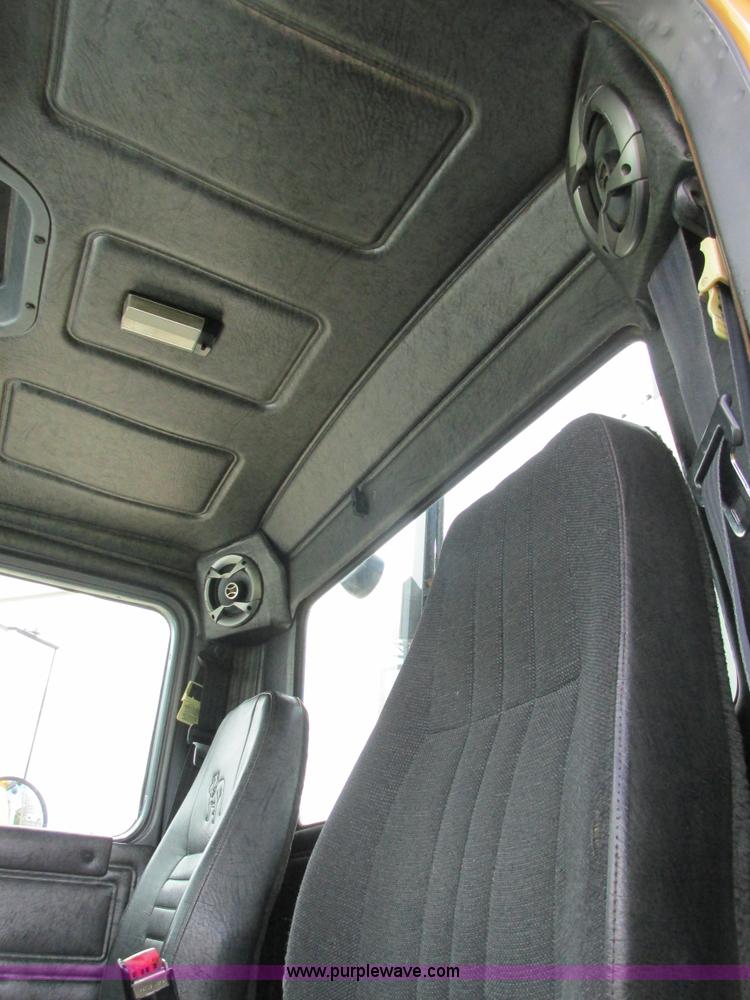 image for item K5080 1998 Mack RD688S semi truck