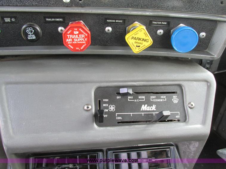 image for item K5080 1998 Mack RD688S semi truck