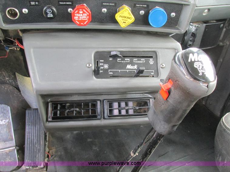 image for item K5080 1998 Mack RD688S semi truck