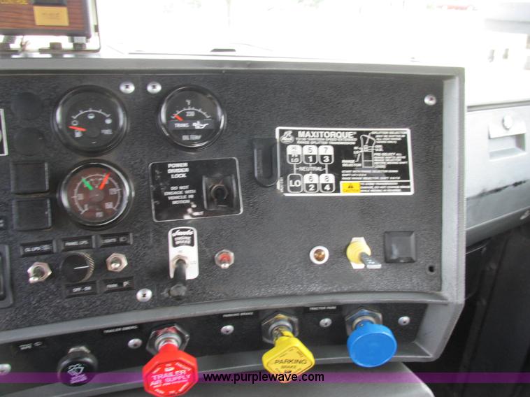 image for item K5080 1998 Mack RD688S semi truck