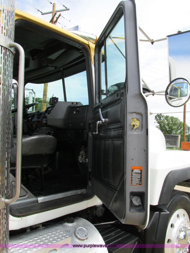 image for item K5080 1998 Mack RD688S semi truck