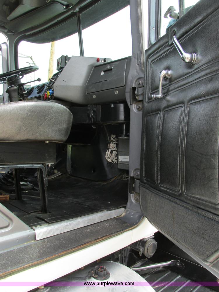 image for item K5080 1998 Mack RD688S semi truck