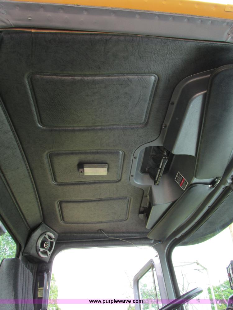 image for item K5080 1998 Mack RD688S semi truck