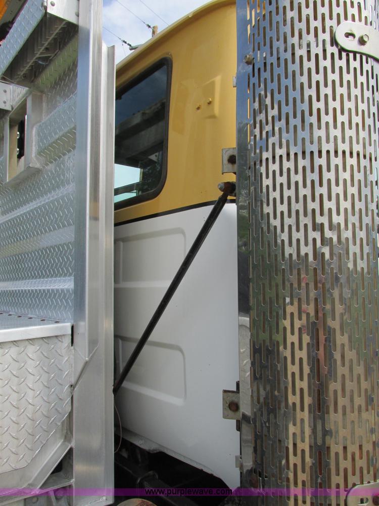 image for item K5080 1998 Mack RD688S semi truck