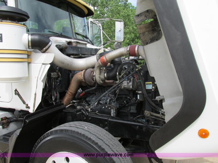 image for item K5080 1998 Mack RD688S semi truck