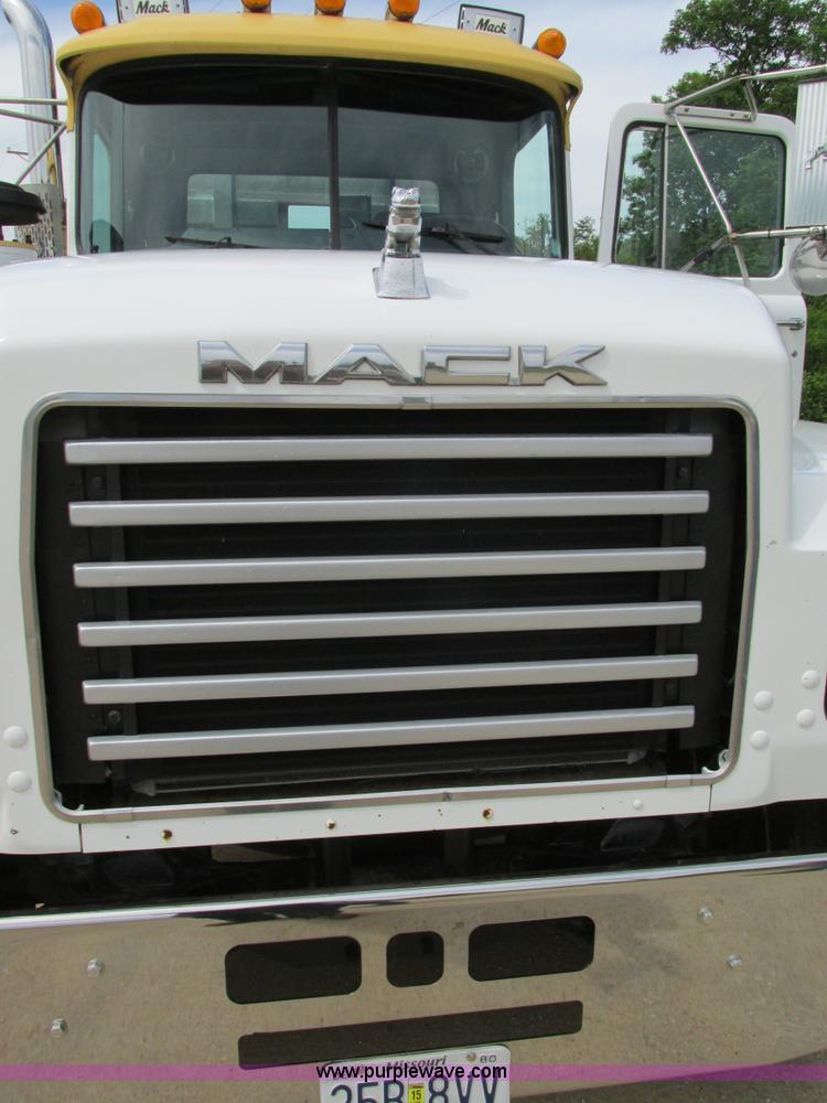 image for item K5080 1998 Mack RD688S semi truck