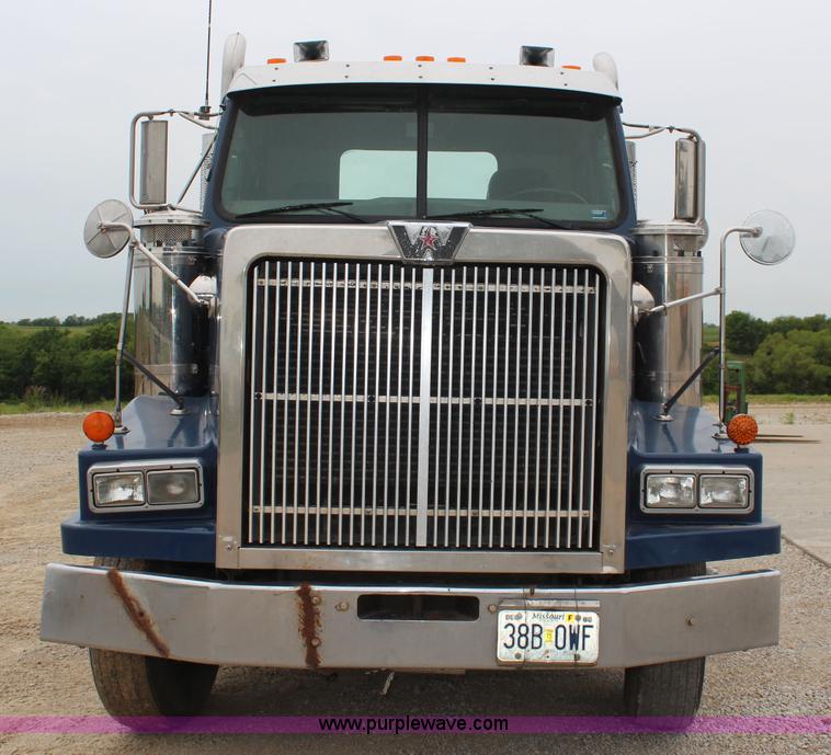 image for item K6917 2000 Western Star 4964SX semi truck