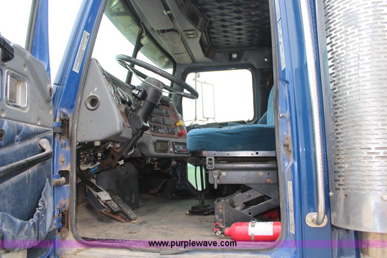 image for item K6917 2000 Western Star 4964SX semi truck