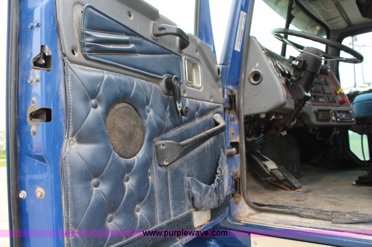 image for item K6917 2000 Western Star 4964SX semi truck