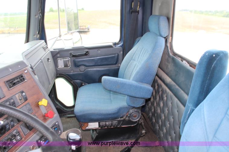 image for item K6917 2000 Western Star 4964SX semi truck