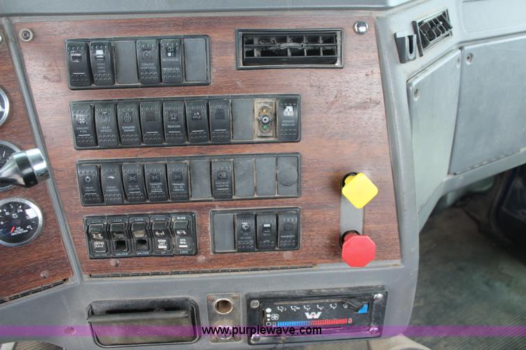 image for item K6917 2000 Western Star 4964SX semi truck