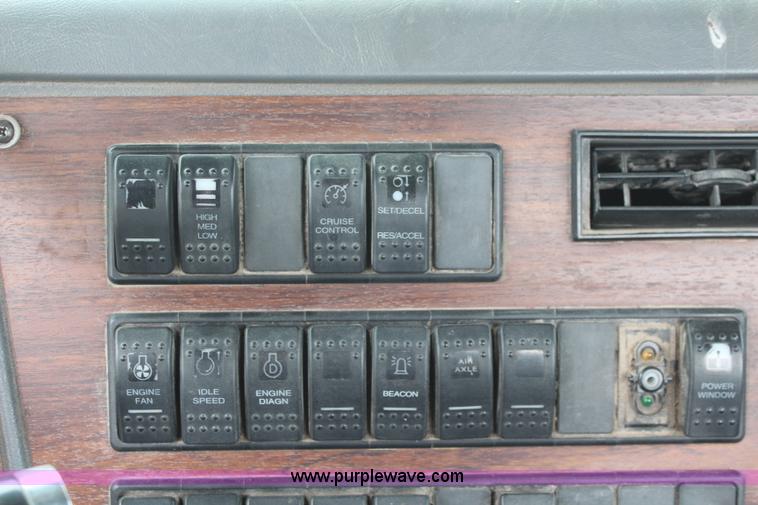 image for item K6917 2000 Western Star 4964SX semi truck