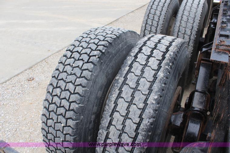 image for item K6917 2000 Western Star 4964SX semi truck