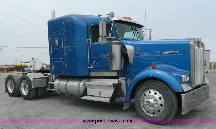 image for item K8014 2000 Kenworth W900L semi truck