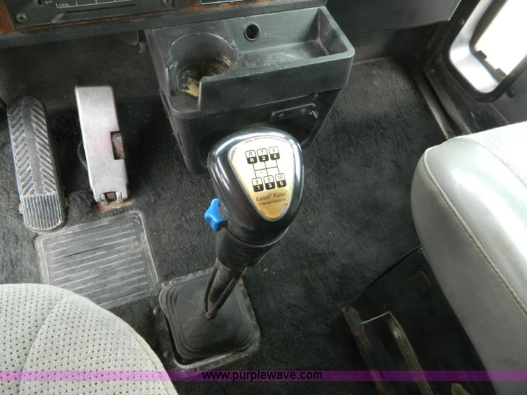 image for item K8014 2000 Kenworth W900L semi truck