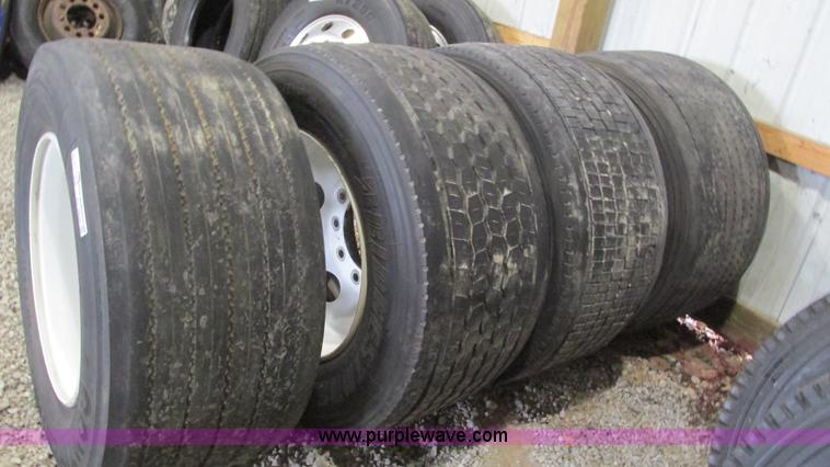 image for item AY9856 (4) 445/50R22.5 tires