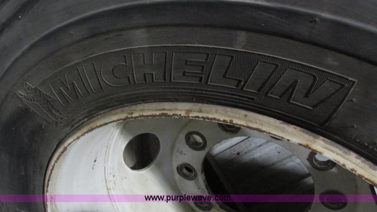 image for item AY9856 (4) 445/50R22.5 tires