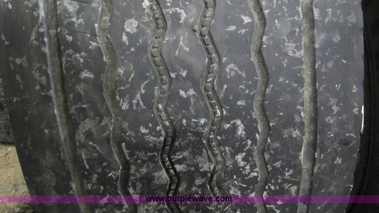 image for item AY9856 (4) 445/50R22.5 tires