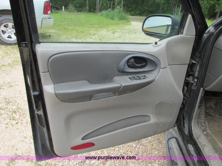image for item B2969 2002 Chevrolet Trailblazer LS SUV
