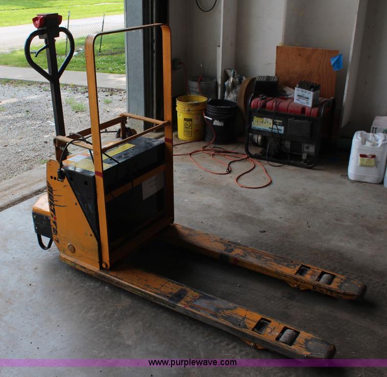 image for item BO9362 Multiton electric pallet jack