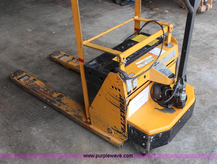 image for item BO9362 Multiton electric pallet jack