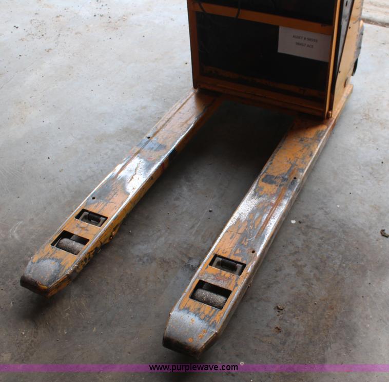 image for item BO9362 Multiton electric pallet jack