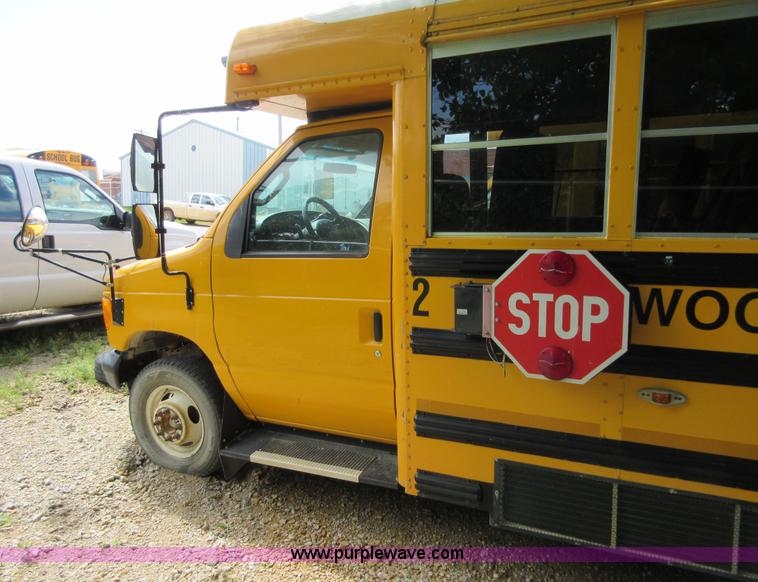 image for item D2448 2006 Ford E450 transit bus