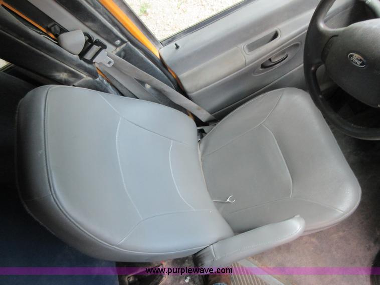 image for item D2448 2006 Ford E450 transit bus