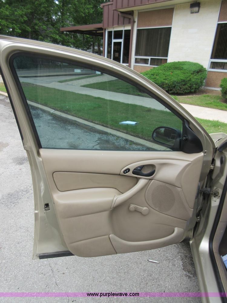 image for item D2460 2000 Ford Focus SE