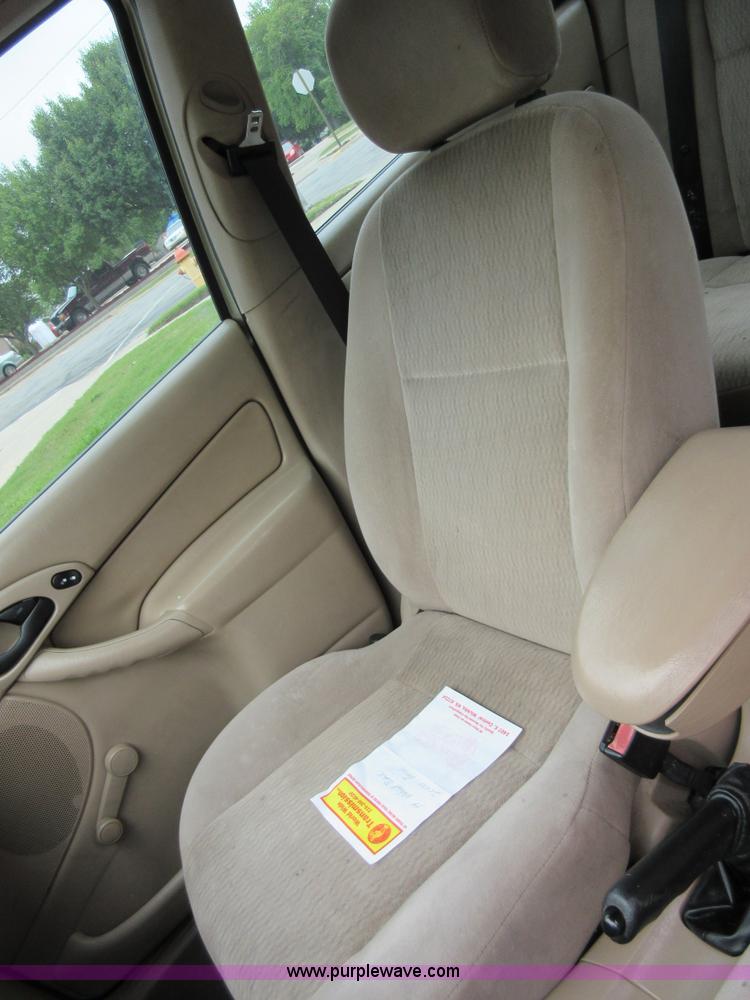 image for item D2460 2000 Ford Focus SE