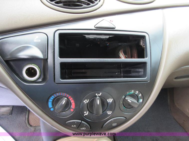 image for item D2460 2000 Ford Focus SE