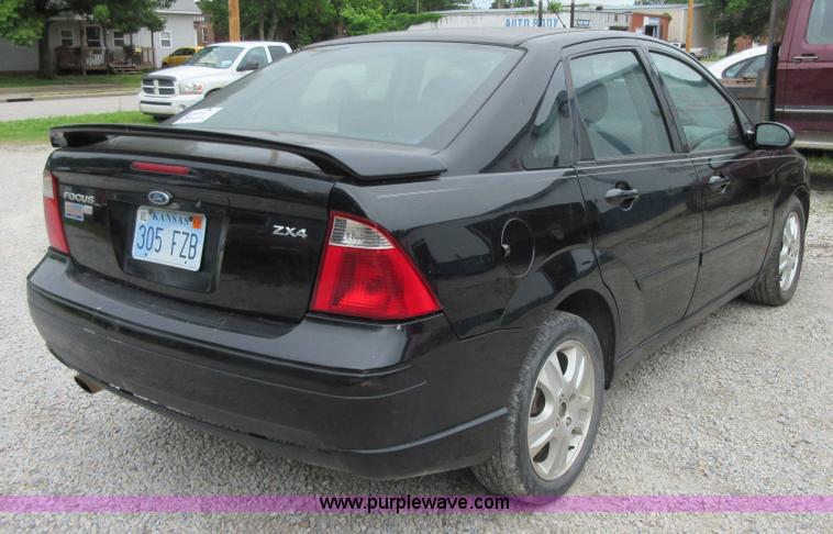 image for item D2463 2005 Ford Focus ZX4