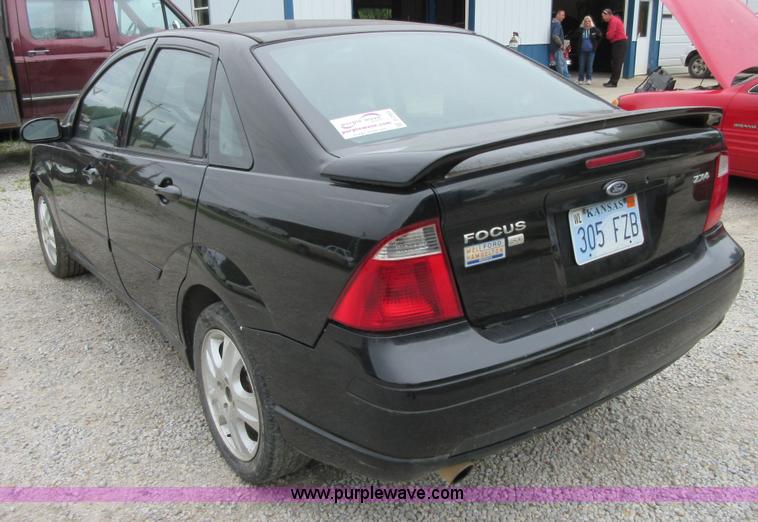 image for item D2463 2005 Ford Focus ZX4