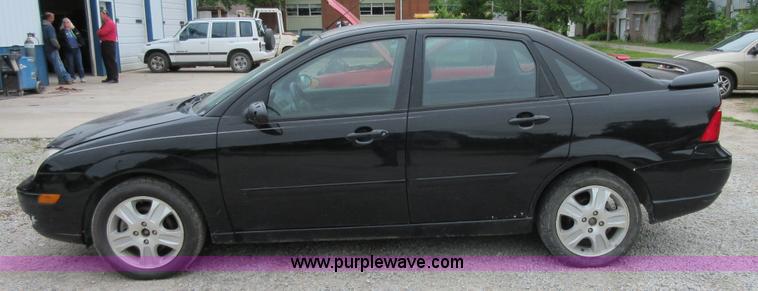 image for item D2463 2005 Ford Focus ZX4