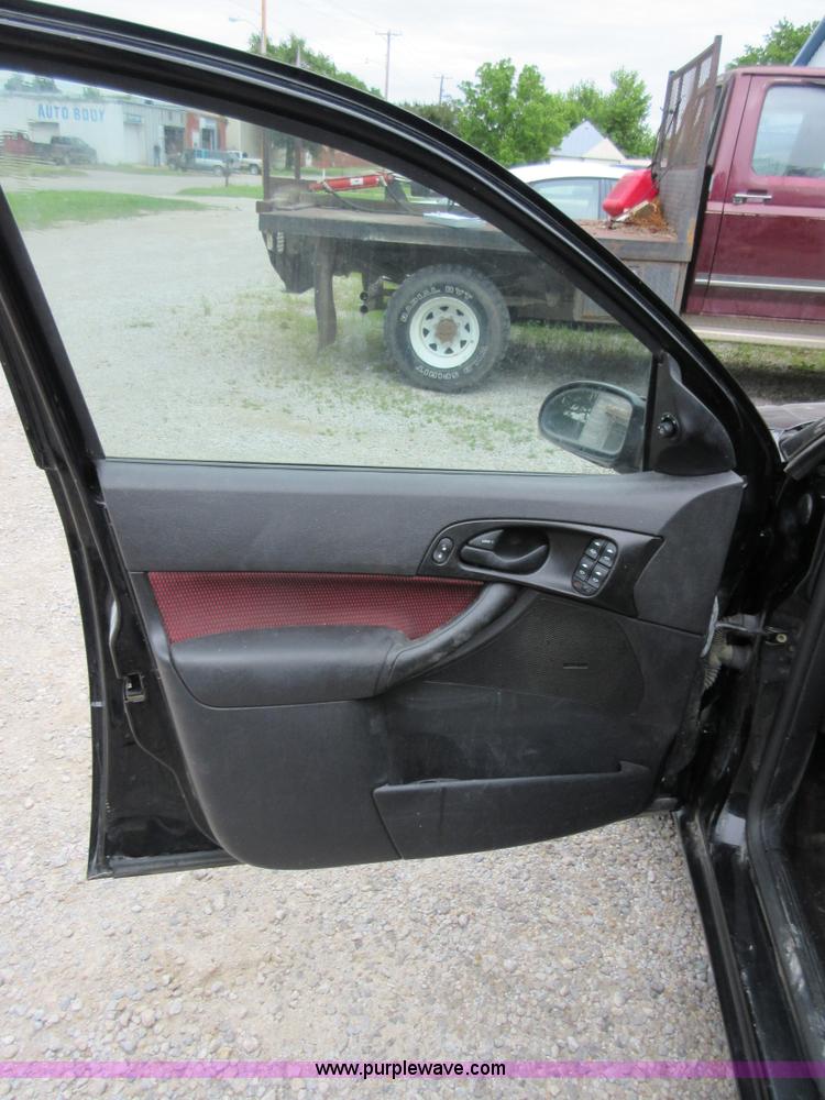 image for item D2463 2005 Ford Focus ZX4