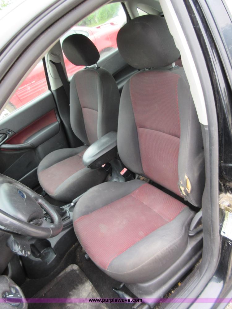 image for item D2463 2005 Ford Focus ZX4