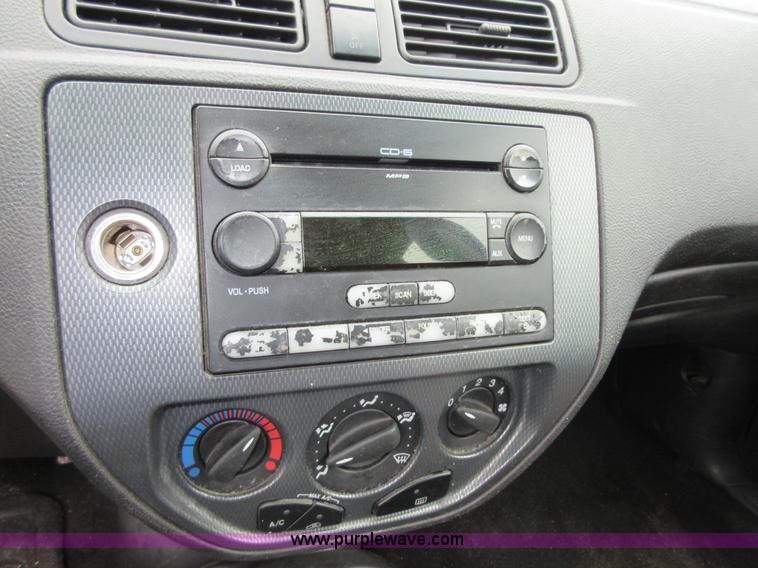 image for item D2463 2005 Ford Focus ZX4