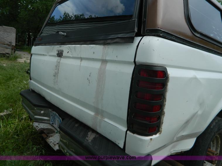 image for item D6127 1995 Ford F250 Super Duty XL SuperCab pickup truck