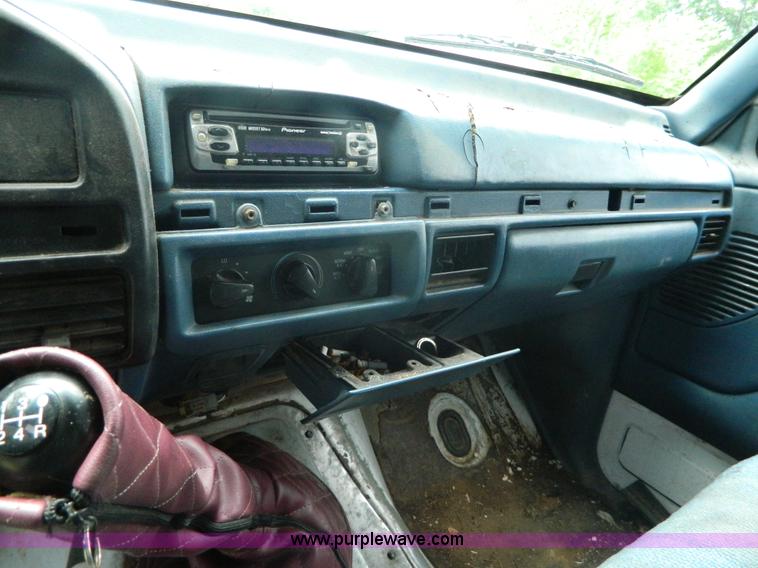 image for item D6127 1995 Ford F250 Super Duty XL SuperCab pickup truck