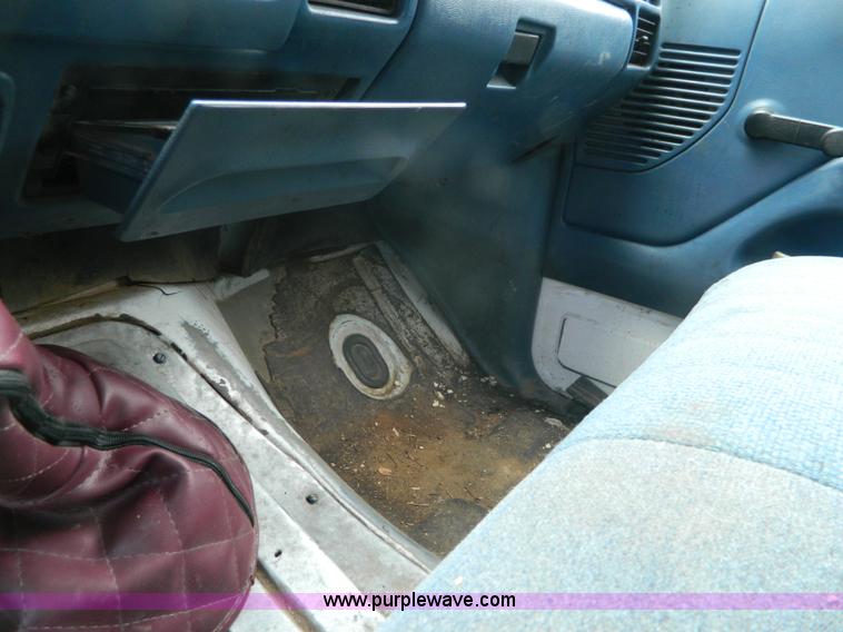 image for item D6127 1995 Ford F250 Super Duty XL SuperCab pickup truck