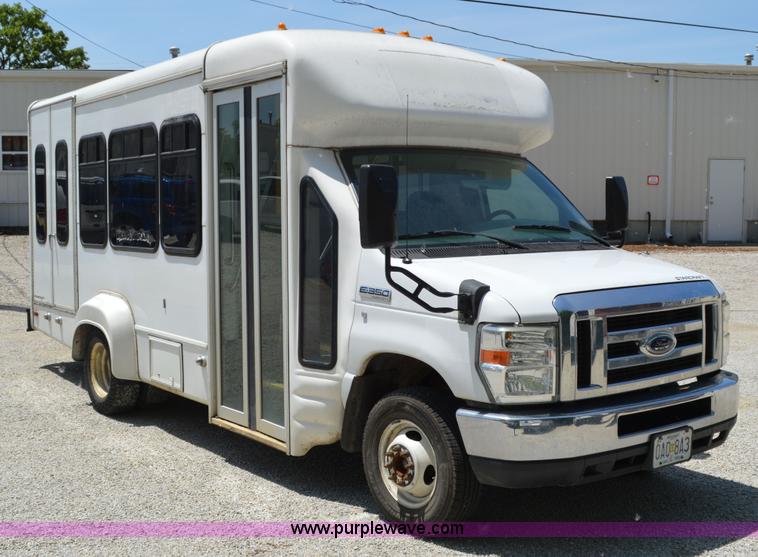 image for item G3579 2008 Ford E350 Super Duty Starcraft bus
